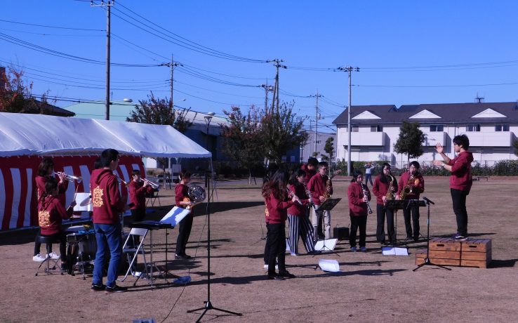 伊奈町の土地区画整理事業竣工式で吹奏楽部員が演奏しました。